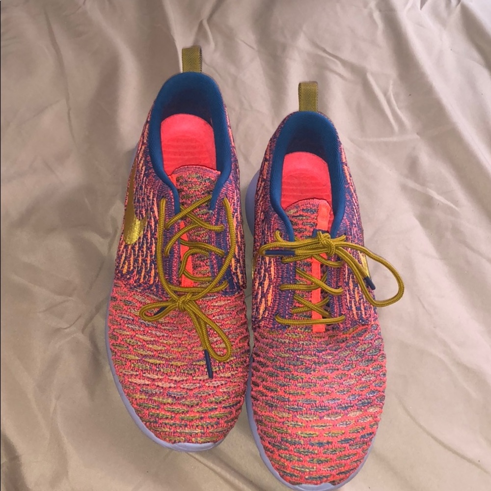 Women’s Roshes size 7